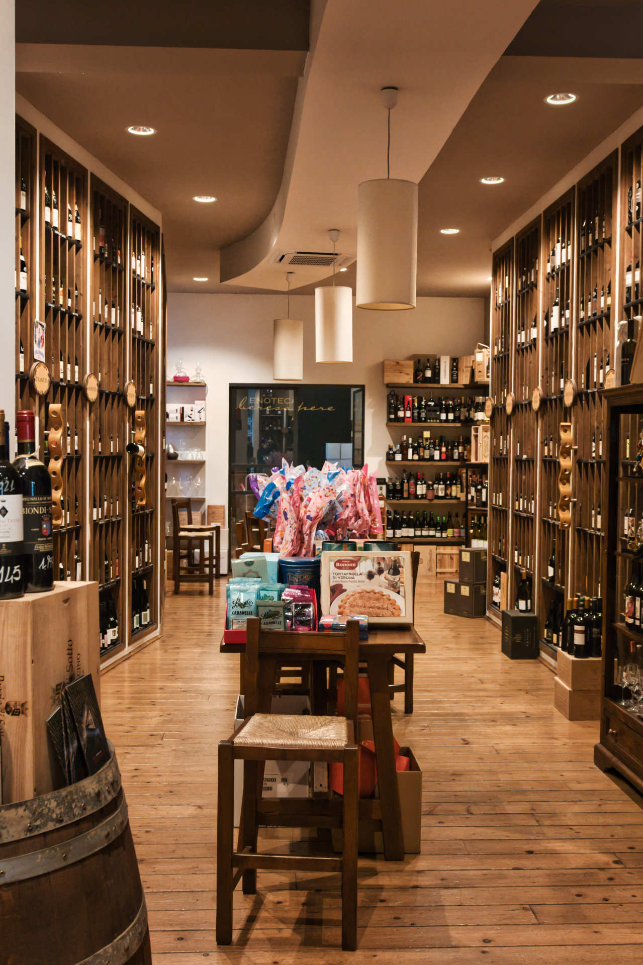 Vino versato in calice